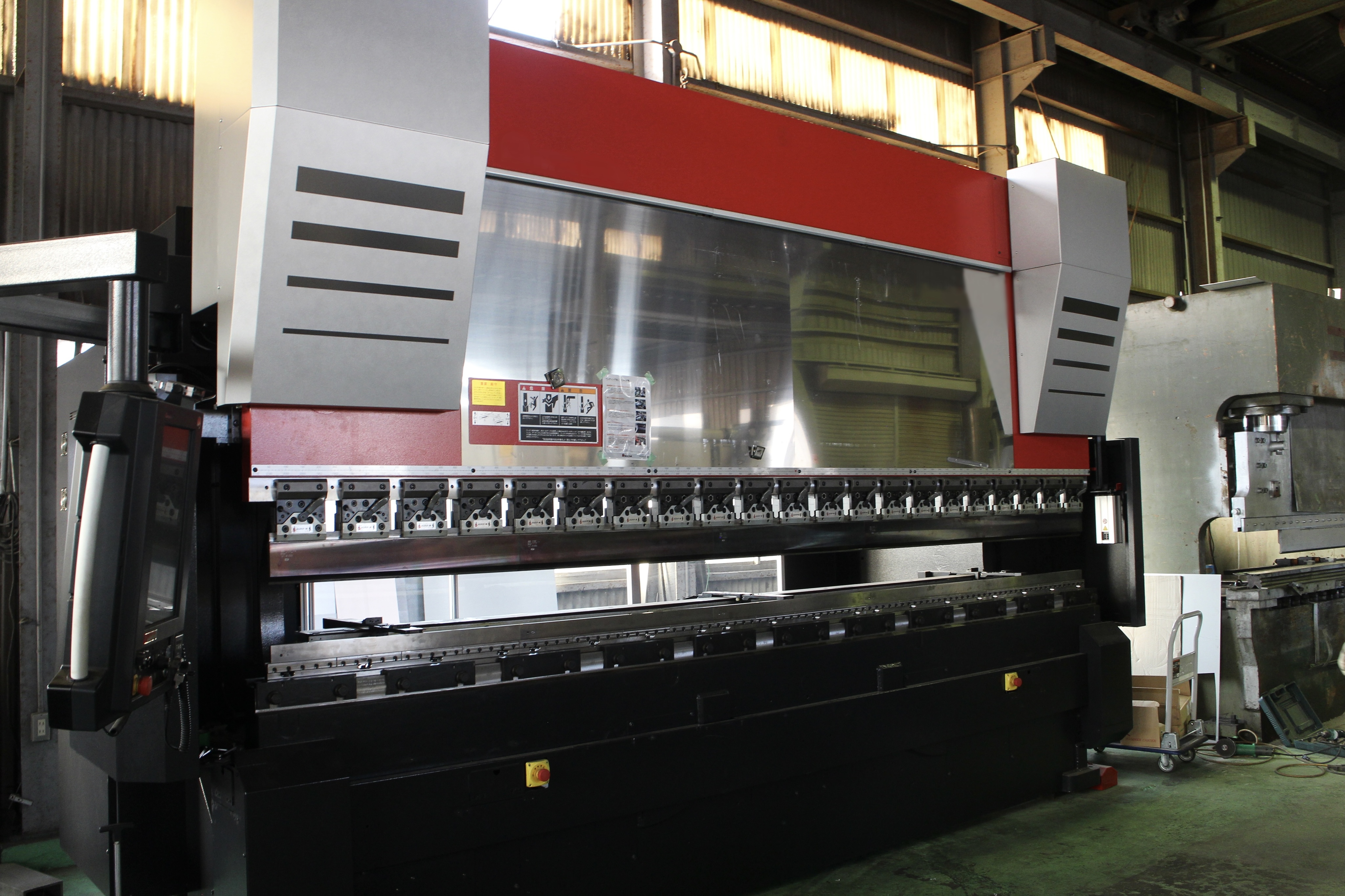 220t・4000mmのベンダー加工機