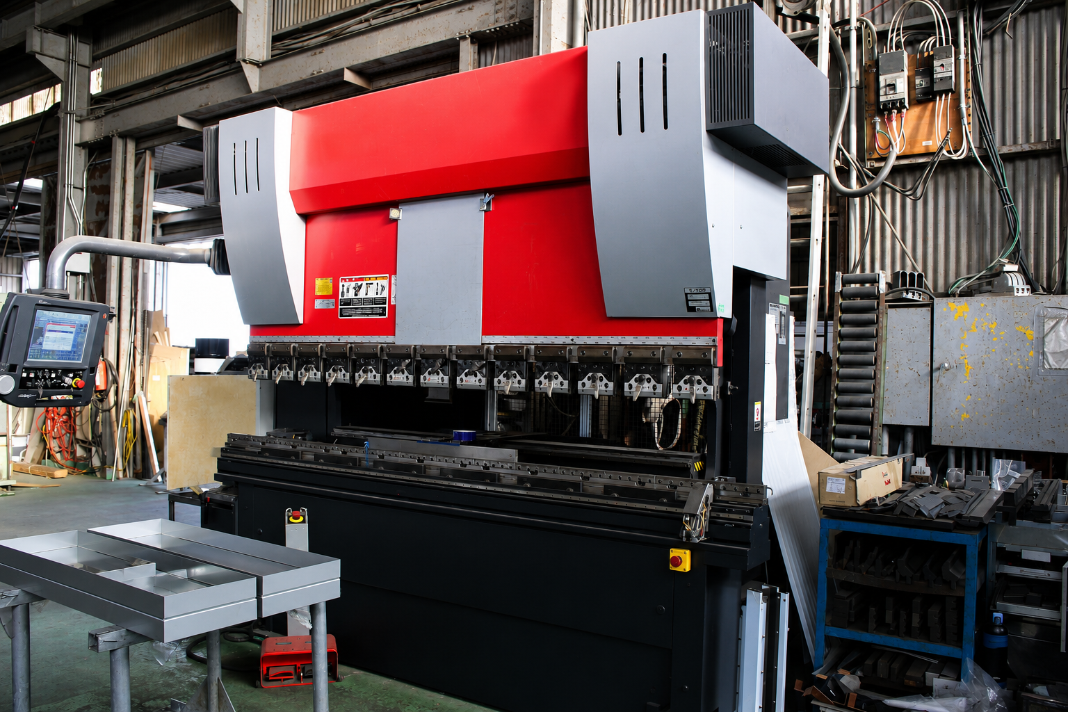 80t・2500mmのベンダー加工機