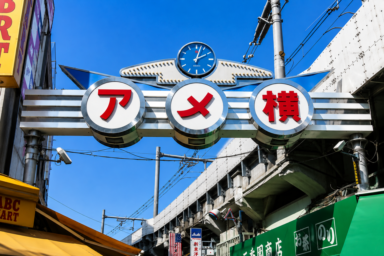 アメ横通りに設置されたステンレス製構造物